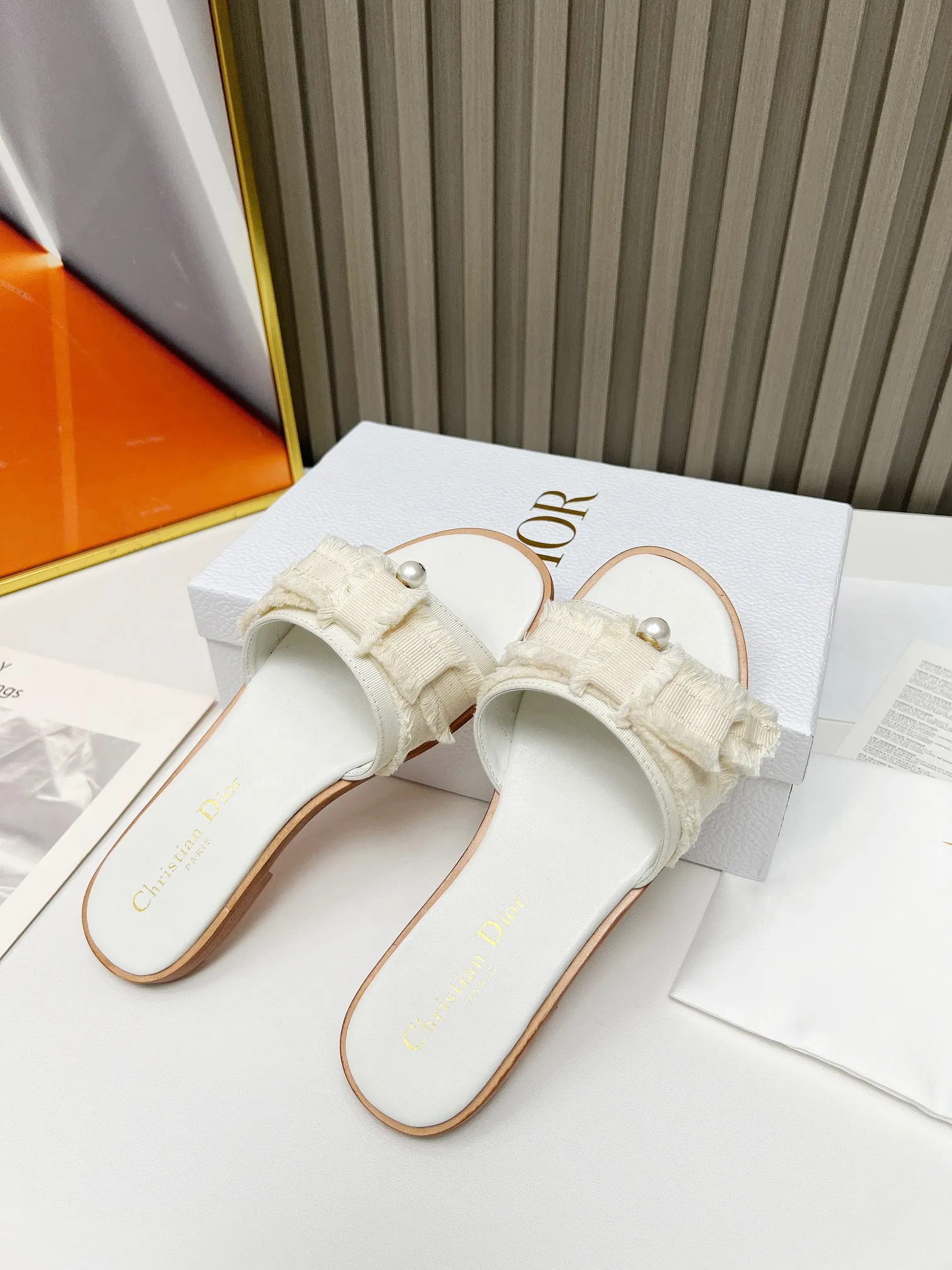 👟👟Ex-factory price 340👟👟 Genuine leather sole +40 DIOR purchasing grade Dior Dior new colors new elements DIOR spring and summer new round toe pearl open toe slippers, retro and versatile. The top version on the market. Upper: Original molded fabric Lining: Water-dyed sheepskin lining Size: #35-42 (40, 41, 42 custom-made, non-refundable)